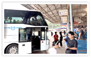 Vientiane行きの国道をのんびり走ったバス